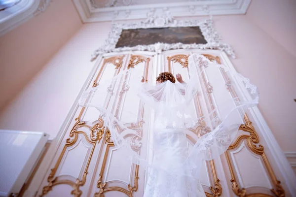 Skönhet brud i brudklänning med spets slöja inomhus — Stockfoto