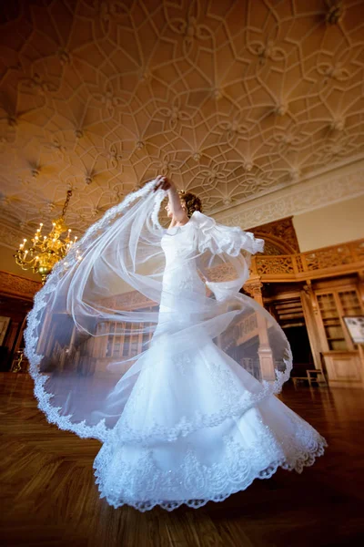 室内でレースのベールのブライダル ガウンの美しさの花嫁 — ストック写真