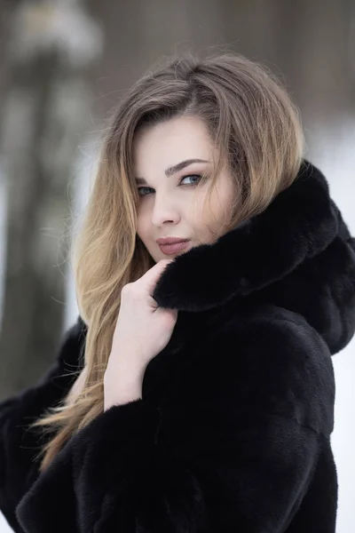 Fashionable winter portrait of lady with long hair in city — Stock Photo, Image