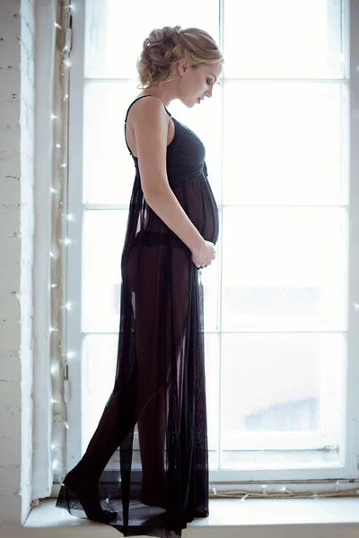 Närbild vackra gravida lady i eleganta pose i klänning — Stockfoto