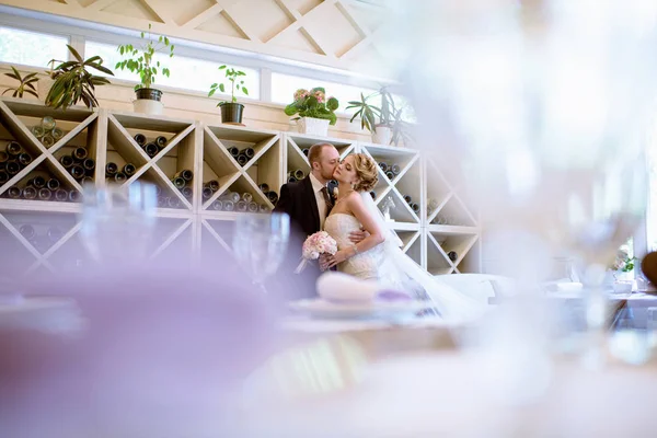 Casamento casal dentro de casa está abraçando uns aos outros — Fotografia de Stock