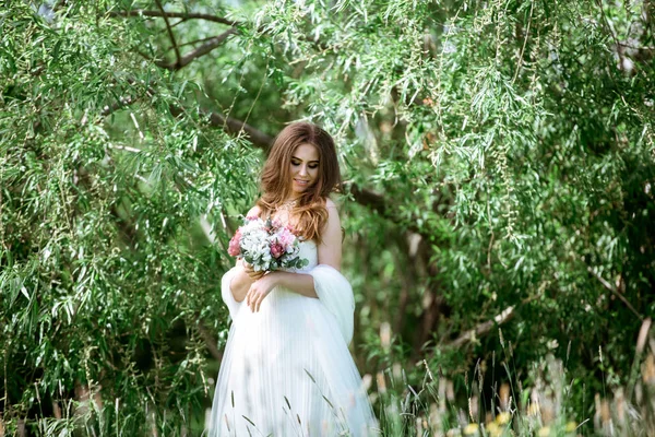 Morena novia en vestido de novia blanco de moda con maquillaje —  Fotos de Stock