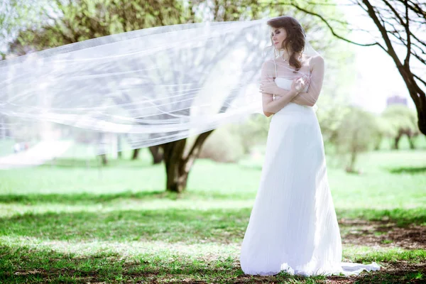 Sposa bionda in abito da sposa bianco moda con trucco — Foto Stock