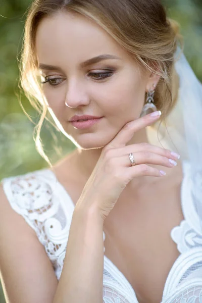 Краса нареченої в весільному сукні з мереживною завісою в природі — стокове фото