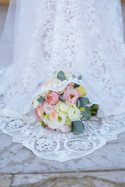 Schöne Hochzeit bunter Strauß und Kleid für Braut — Stockfoto