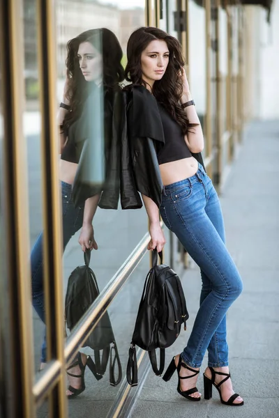 El retrato a la moda de la señora con el cabello largo en la ciudad —  Fotos de Stock