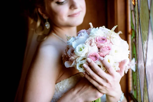 Ομορφιά νύφη στο νυφικό μπουκέτο και δαντέλα πέπλο σε εσωτερικούς χώρους — Φωτογραφία Αρχείου