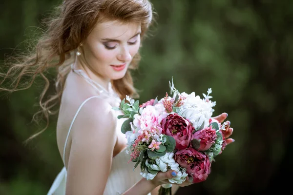 Noiva loira na moda vestido de noiva branco com maquiagem — Fotografia de Stock