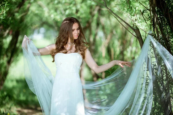 Брюнетка невеста в моде белое свадебное платье с макияжем — стоковое фото