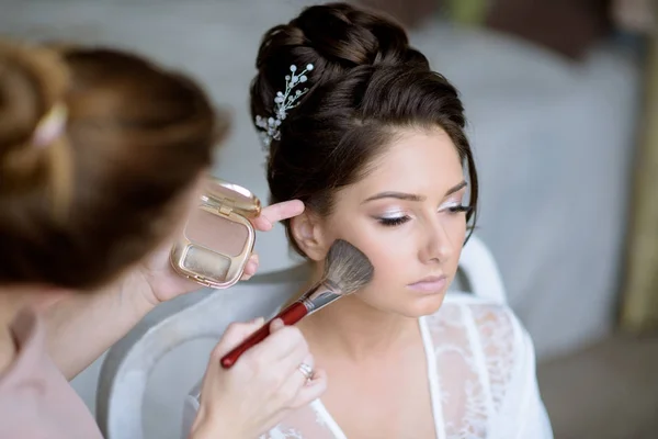 Maquilleuse de mariage faisant un maquillage pour mariée — Photo