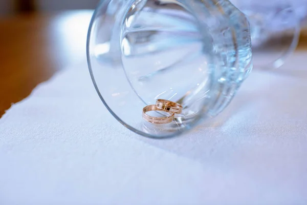 Belos anéis de casamento para noiva e noivo — Fotografia de Stock