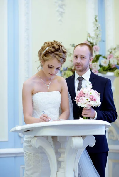 Noiva de beleza e noivo bonito estão registrando o casamento — Fotografia de Stock