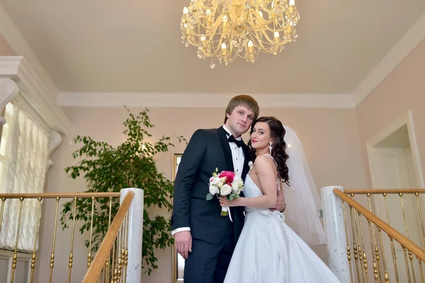 Casamento casal dentro de casa está abraçando uns aos outros — Fotografia de Stock