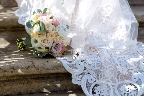 Hermosa boda colorido ramo y vestido para novia — Foto de Stock