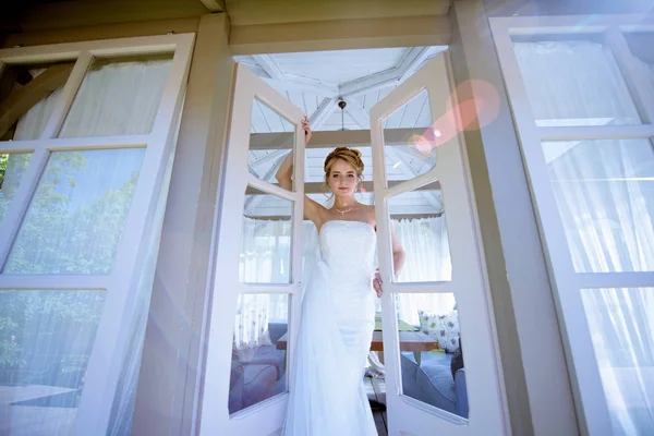 Noiva de beleza em vestido de noiva com véu de renda na natureza — Fotografia de Stock