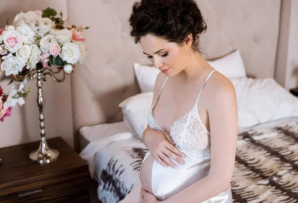 Краса вагітна жінка в приміщенні — стокове фото