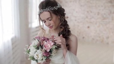 güzel genç kadın gelin buket çiçek studio poz ile