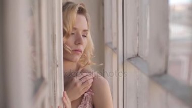 Studio pencere yakınındaki iç çamaşırı poz güzel sarışın kadın 