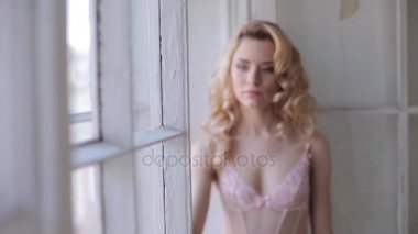 Studio pencere yakınındaki iç çamaşırı poz güzel sarışın kadın 