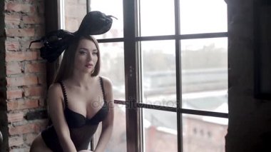 genç güzel model Studio başındaki siyah fiyonklu kadın iç çamaşırı poz