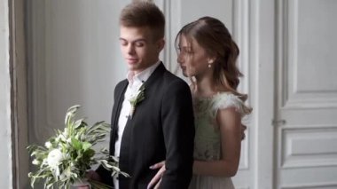 Genç ve güzel gelin ve damat stüdyoda poz veriyor.