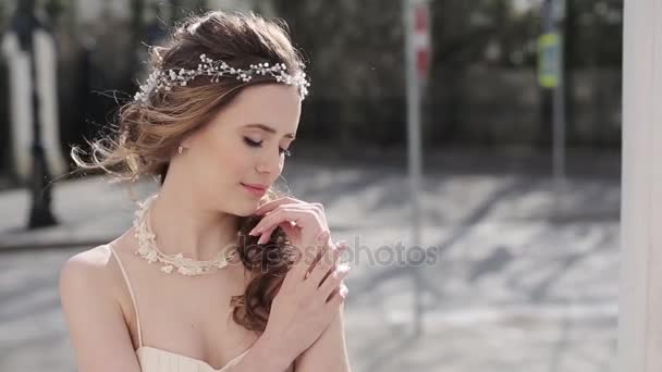 Красива Молода Наречена Розкішній Весільній Сукні — стокове відео