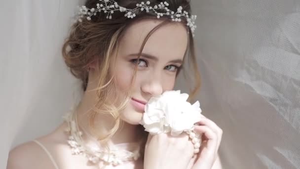 Красивая Невеста Позирует Студии Свадебном Платье — стоковое видео