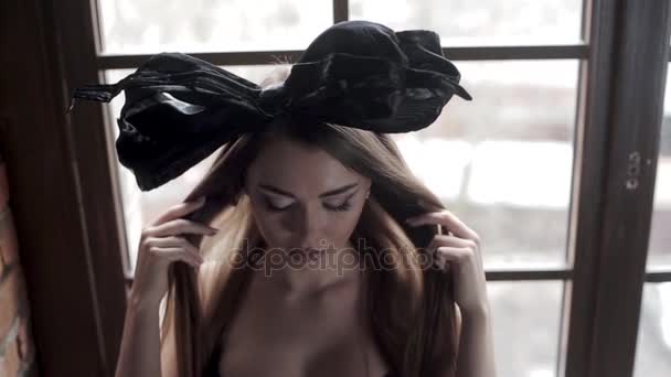 Joven Hermosa Modelo Posando Estudio Lencería Con Lazo Negro Cabeza — Vídeos de Stock
