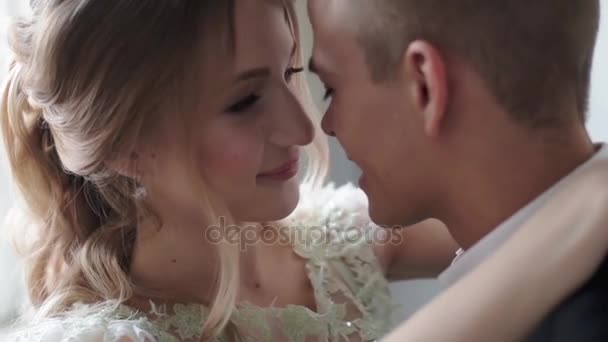 Junge Schöne Braut Und Bräutigam Posiert Studio — Stockvideo