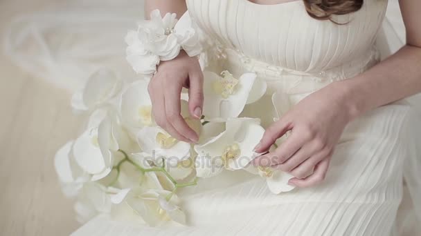 Bruden Håller Bukett Med Vackra Blommor — Stockvideo