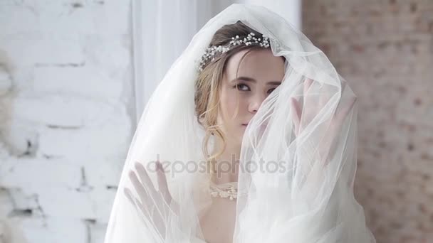 Bella Giovane Donna Sposa Che Indossa Velo Posa Studio — Video Stock