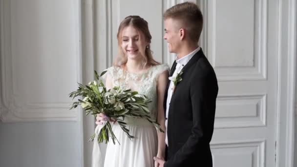 Молодая Красивая Невеста Жених Позируют Студии — стоковое видео