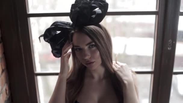 Jovem Modelo Bonito Posando Estúdio Lingerie Com Arco Preto Cabeça — Vídeo de Stock