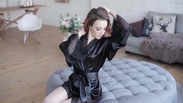 Jonge mooie model in zwarte lingerie — Stockvideo