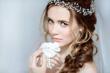 Tatlı esmer Gelin Moda düğün saç ve makyaj