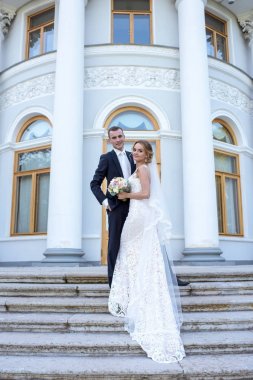 Evlilik çift niteliğine birbirlerine sarılıyor