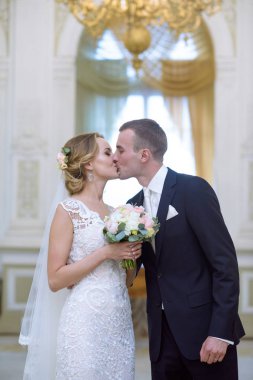 Evlilik çift kapalı birbirlerine sarılıyor