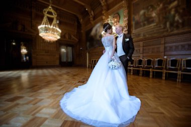 Evlilik çift kapalı birbirlerine sarılıyor