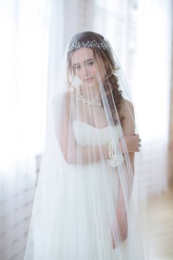 Moda beyaz gelinlik makyaj ile esmer gelin