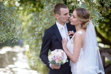 Evlilik çift niteliğine birbirlerine sarılıyor