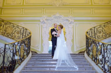 Evlilik çift kapalı birbirlerine sarılıyor