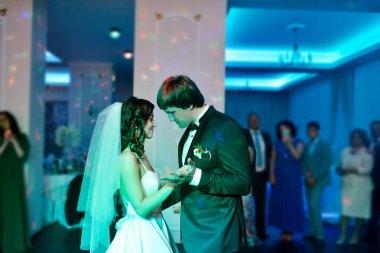 Çift restoranda düğün dans ediyor