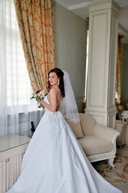 Güzellik gelin buketi ve dantel örtü kapalı ile gelin elbise