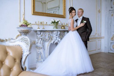 Evlilik çift kapalı birbirlerine sarılıyor