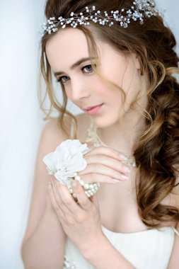 Moda beyaz gelinlik makyaj ile esmer gelin