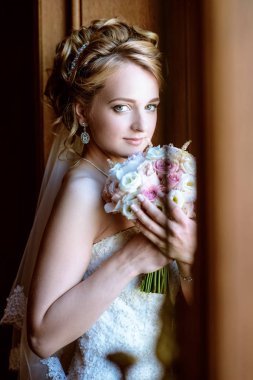 Güzellik gelin buketi ve dantel örtü kapalı ile gelin elbise