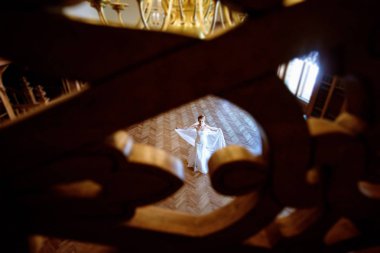 Dantel örtü kapalı ile gelinlik elbisesi içinde güzellik gelin