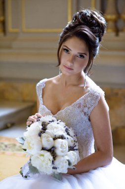 Güzellik gelin buketi ve dantel örtü kapalı ile gelin elbise