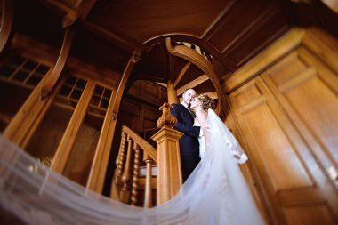 Evlilik çift kapalı birbirlerine sarılıyor