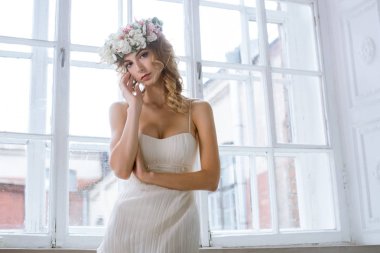 Moda beyaz gelinlik makyaj ile esmer gelin